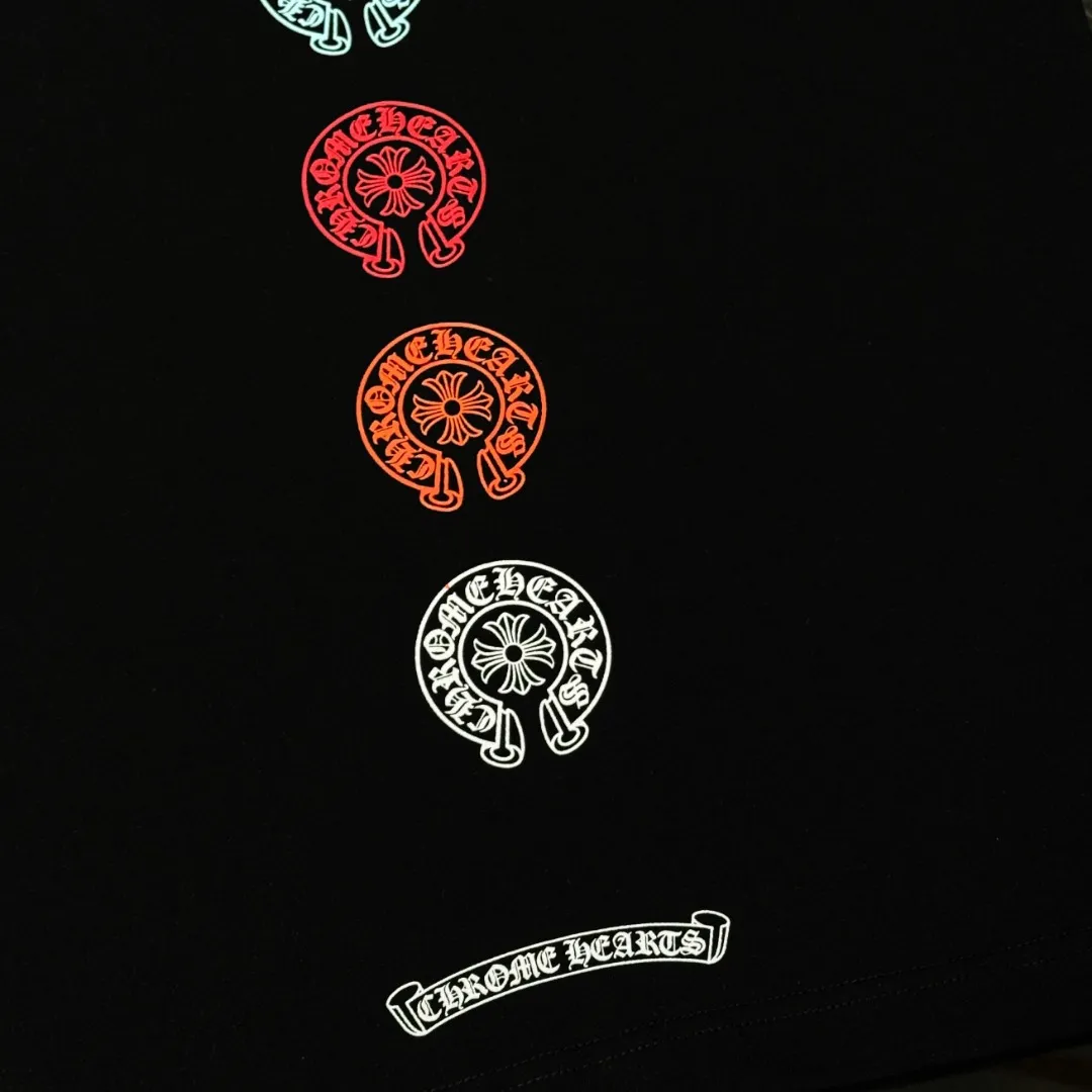 P180 Chrome Hearts Chrome Hearts 25 high version. The fabric is made of 300 grams of high-density cotton. It does not deform or shrink. It has three labels. It is the same style for men and women. Technology: Digital printing. Color: White. Black. SIZE: S-XL.